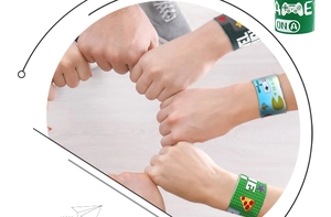 Groupe d'enfants portant des bracelets pixel de jeu avec texte Game On