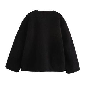 Vue détaillée montrant la texture en peau lainée au dos de ce manteau noir pour femme