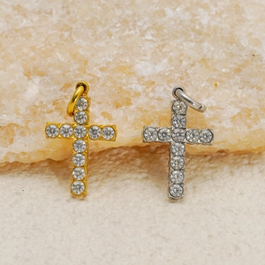 Funkelnde Kreuzanhänger aus Edelstahl in Gold und Silber mit Kristallen auf Steinbasis