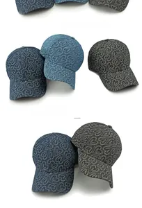 Trois casquettes de baseball en denim bleu foncé, bleu moyen et gris à motifs de cœur