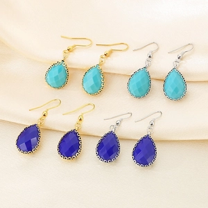 Vue détaillée de boucles d'oreilles goutte en verre bleu avec crochets dorés et argentés