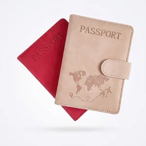 Detalle del porta pasaporte en cuero PU con mapa del mundo grabado y diseño de avión