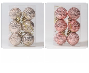 Dettaglio di palline di Natale champagne e oro rosa con trama intrecciata e lacci dorati