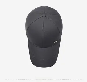 Vue de dessus d'une casquette gris foncé avec coutures à six panneaux et logo en métal