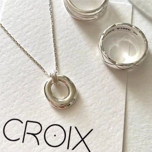 Elegant 925 sterling silver jewelry set featuring a necklace and quilted pattern rings