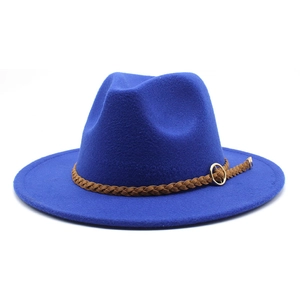 Dettaglio cappello fedora blu a tesa larga con fascia intrecciata marrone e fibbia oro