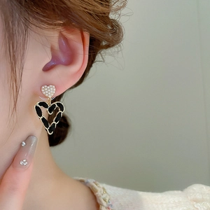 Vintage heart earrings featuring imitation pearls and black leather chain weave design