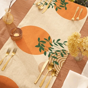 Moderner Tischläufer mit Blattmuster, orangefarbenen Kreisen und grünen Blättern auf Beige