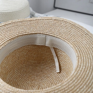 Chapeau de soleil plat en paille avec bandeau intérieur et cordon réglable discret