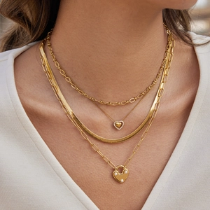 Ensemble de colliers superposés plaqués or avec pendentifs cœur et serrure