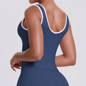 Détail du haut de yoga bleu dos nu avec liserés contrastés et coupe profonde en U