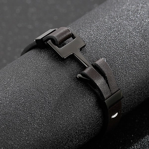 Bracelet pour homme en cuir avec fermoir ancre en acier inoxydable noir sur présentoir
