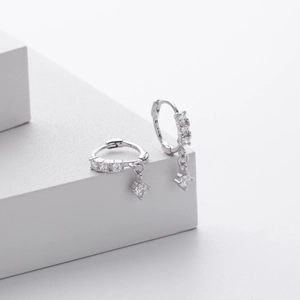 Détail de boucles d'oreilles créoles en argent S925 avec étoiles en zircon sur blocs