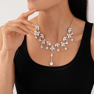 Détail d'un collier feuille en argent avec des gouttes de cristal roses et blanches