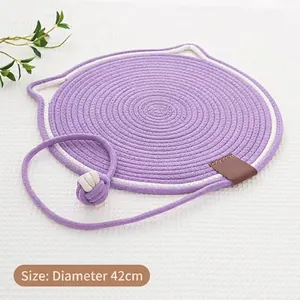 Detalle de alfombra para gatos de cuerda de algodón trenzado morado con orejas y 42cm de diámetro