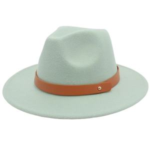 Détail d'un chapeau Fedora vert menthe avec sangle en cuir brun et rivet doré