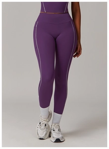 Primer plano de leggings de yoga de cintura alta con ribetes blancos y bolsillos laterales