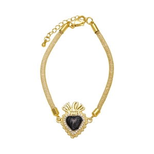Elegante pulsera de malla bañada en oro con un colgante de corazón negro y diamantes