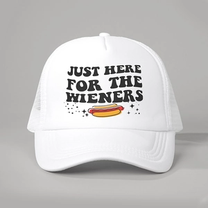 Vista frontale di un cappello trucker bianco con grafica hot dog JUST HERE FOR THE WIENERS