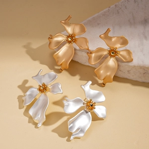 Matte Gold- und Silber-Blumenstecker in minimalistischem Retro-Metall-Blumendesign