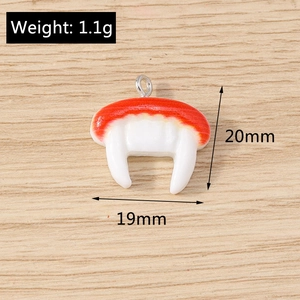 Detailed close-up of vampire teeth pendant with precise weight and size dimensions
