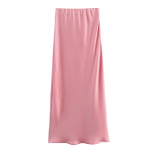 Gros plan sur la jupe midi en satin rose montrant la texture soyeuse et le drapé