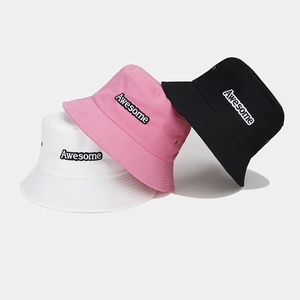 Trois bobs en toile de coton blanc, rose et noir avec broderie Awesome en relief