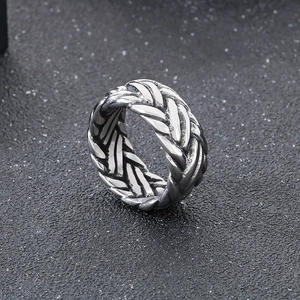 Anello in acciaio inossidabile intrecciato da uomo con finitura argento retrò lucido