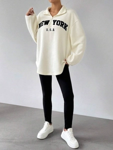 Sweat-shirt oversize en polaire blanc cassé avec demi-zip et broderie New York