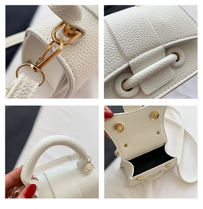 Détails de la texture cuir litchi blanc et boucle magnétique dorée du petit sac