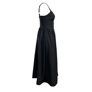 Vue latérale d'une robe noire à bretelles avec taille cintrée et ourlet long fluide
