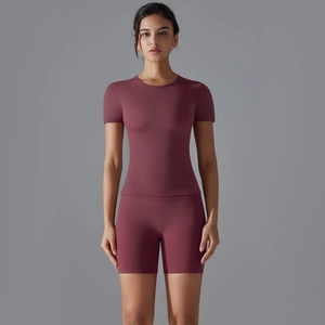 Détail d'un ensemble de yoga bordeaux avec haut à manches courtes et short taille haute