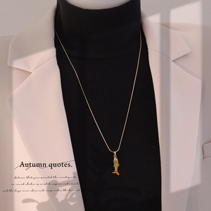 Détail du pendentif carpe koi vintage avec émail dégradé sur chaîne en acier titane