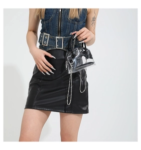Détail du mini sac transparent en PVC avec chaîne argentée et anneaux métalliques déco
