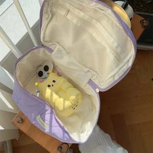 Interno della trousse trapuntata lilla con cuori, tasche a rete e ampio spazio di archiviazione