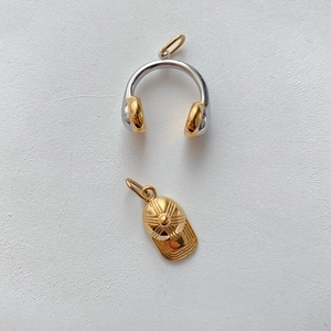 Detail von Kopfhörer- und Kappenanhängern mit polierter Gold- und Silberbeschichtung