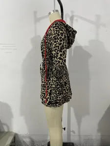 Detail der langen Jacke mit Leopardenmuster, rotem Reißverschluss und Taillenzug