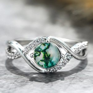 Elegante zilveren bamboeschaduw ring met ronde mosagaat en gezette zirkonia-ringband