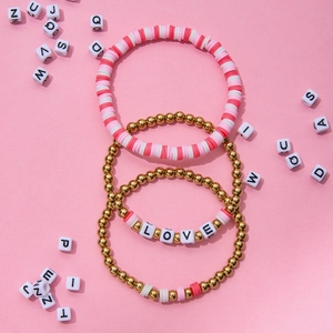 Dreiteiliges Boho-Armband-Set mit bunten Fimo-Scheiben und LOVE-Buchstabenperlen