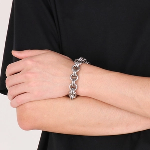 Dettaglio di un bracciale a catena spessa in acciaio al titanio su un polso