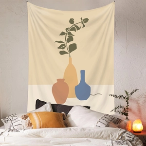 Détail de tapisserie bohème avec poterie abstraite et branches dans une chambre cosy