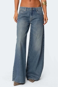 Gros plan sur la texture denim bleu délavé et l'ourlet large de ce jean ample rétro pour femme