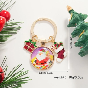Vue détaillée du porte-clés de Noël avec pendentifs Père Noël et bas de Noël festifs