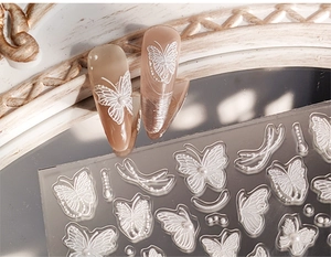 Détail de stickers à ongles papillon en relief 3D avec perles sur ongles dégradés