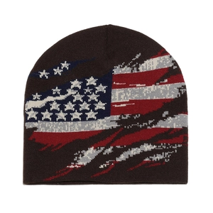 Detalle del bordado jacquard de bandera americana vintage en un gorro de punto marrón