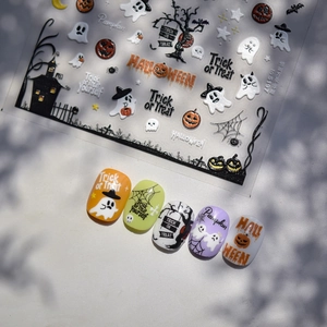Vue détaillée des stickers à ongles Halloween gaufrés avec fantômes et citrouilles 3D