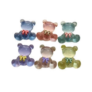 Set di sei orsetti in resina colorata traslucida con fiocchi per accessori fai da te