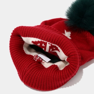 Kinder Weihnachtsstrickmütze mit roten Festmustern und grünem Kunstfell Bommel