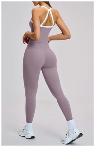 Detail van yogaset met sportbeha met gekruiste rug en legging met hoge taille