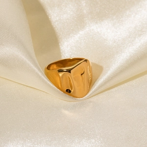 Bague artistique en acier inoxydable plaqué or 18K avec design de visage abstrait sur soie